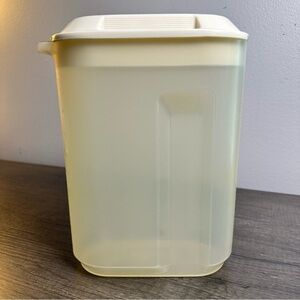 Rubbermaid Servin Saver Pitcher 2.5 Qt Slim Drink Container 0940